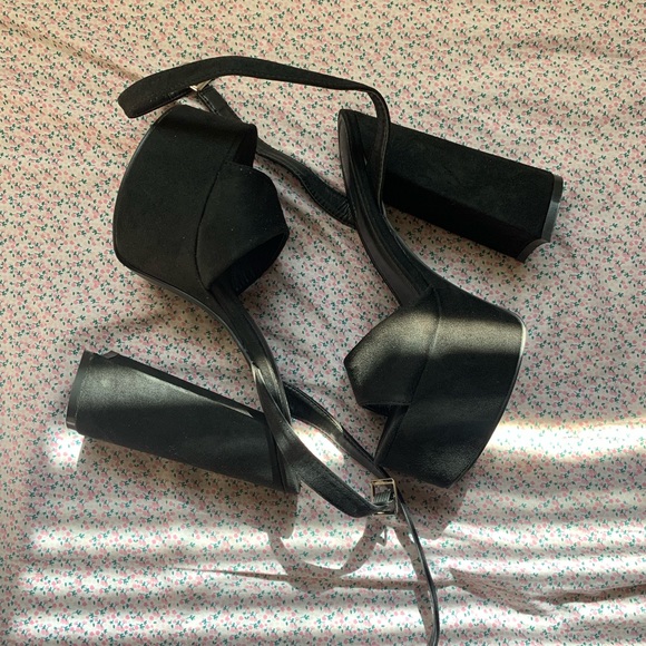 Black platform heels - Picture 2 of 2